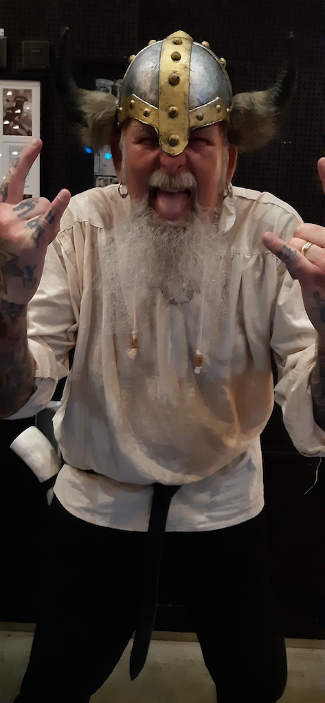 Djuret, Vravarna drummer